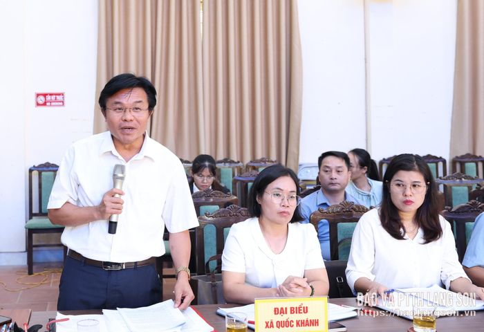 Lãnh đạo xã Quốc Khánh báo cáo tại buổi kiểm tra
