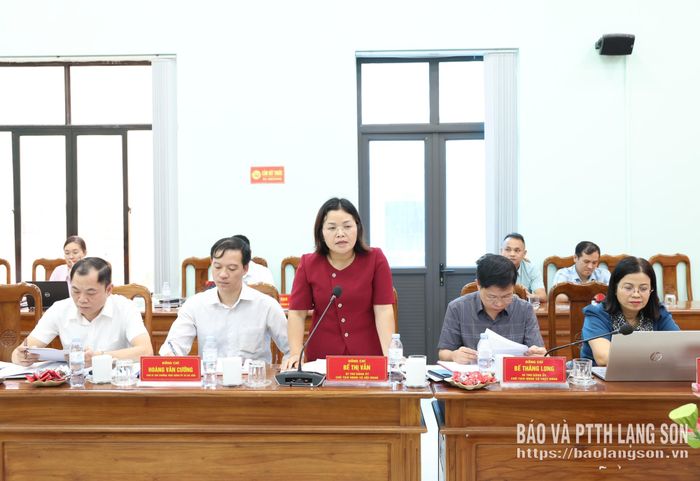 Lãnh đạo xã Hội Hoan báo cáo tình hình thực hiện Nghị quyết số 24 trên địa bàn xã Hội Hoan