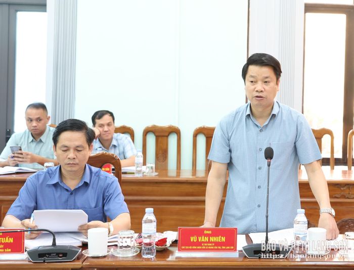 Lãnh đạo xã Hoàng Văn Thụ báo cáo tại buổi kiểm tra