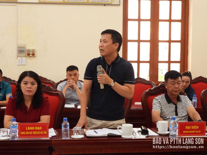 Đại diện nhà đầu tư báo cáo tại cuộc kiểm tra