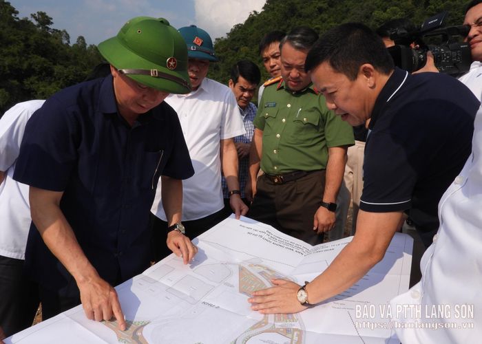 Đại diện nhà đầu tư bến xe tại cửa khẩu Tân Thanh báo cáo tình hình thực hiện dự án