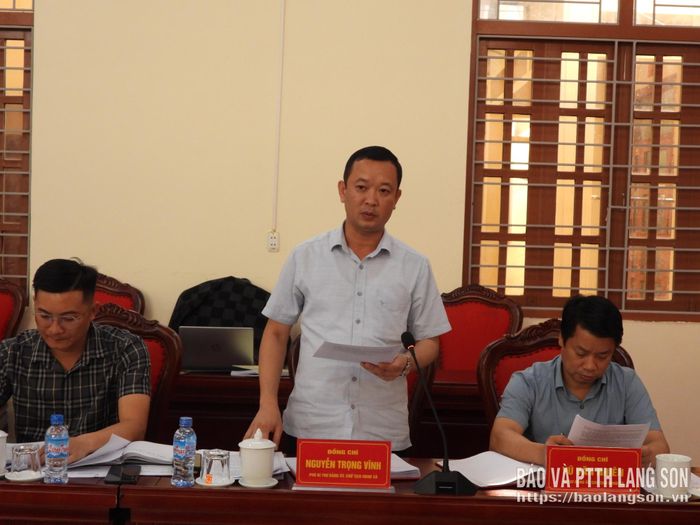 Lãnh đạo UBND xã Hoàng Văn Thụ báo cáo các nội dung liên quan