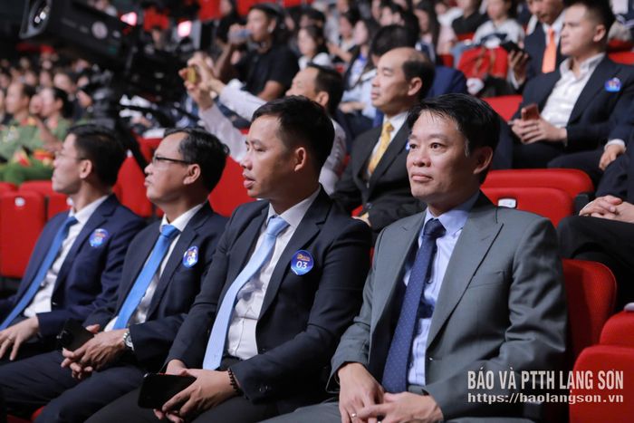 Giám đốc Sở Khoa học và Công nghệ Lạng Sơn (ngoài cùng bên phải) và các đại biểu dự chương trình