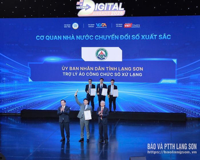 Đại diện tỉnh Lạng Sơn nhận giải thưởng Chuyển đổi số Việt Nam năm 2026