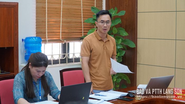 Đại diện Phòng Kinh tế, Hạ tầng và Đô thị phường Đông Kinh trao đổi tại cuộc đối thoại