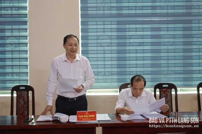 Trưởng Ban giám khảo phát biểu tại cuộc họp