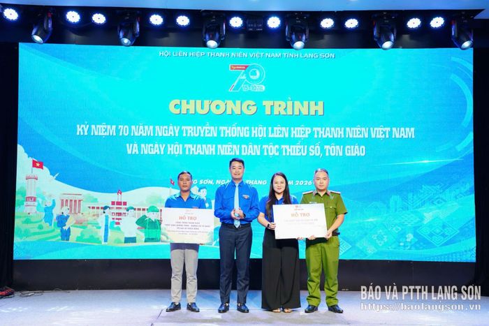 Lãnh đạo Tỉnh đoàn, Hội LHTN Việt Nam tỉnh trao biển hỗ trợ công trình thanh niên cho các xã 
