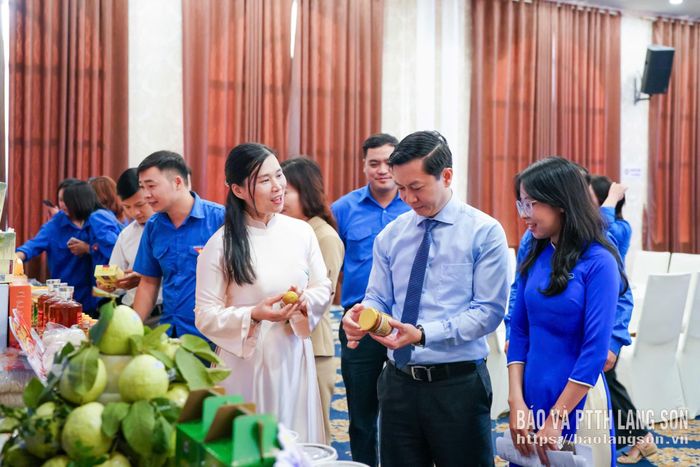 Các đồng chí lãnh đạo tham quan các gian trưng bày sản phẩm nông sản địa phương tại chương trình