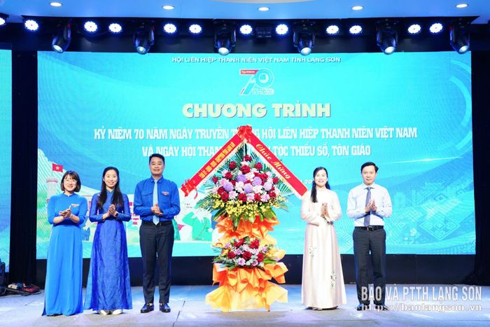 Các đồng chí lãnh đạo tặng hoa chúc mừng kỷ niệm 70 năm Ngày truyền thống Hội LHTN Việt Nam