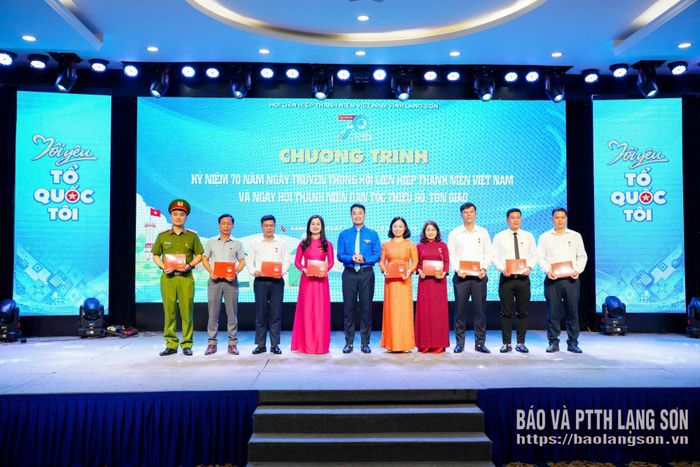  Lãnh đạo Tỉnh đoàn trao Kỷ niệm chương "Vì thế hệ trẻ" của Trung ương Đoàn cho các cá nhân