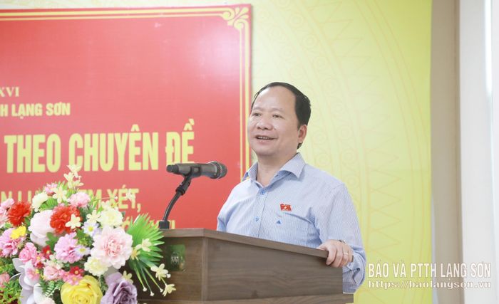 Đồng chí Nguyễn Đặng Ân, Phó Trưởng Đoàn đại biểu Quốc hội tỉnh phát biểu tại hội nghị