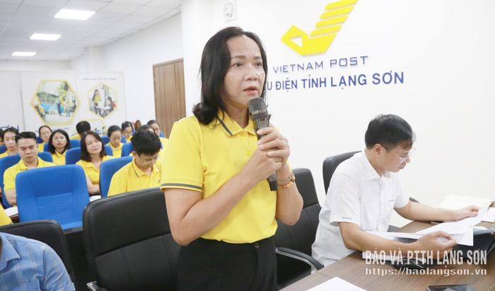 Phó Giám đốc Trung tâm Vận hành thuộc Bưu điện tỉnh phát biểu góp ý tại hội nghị