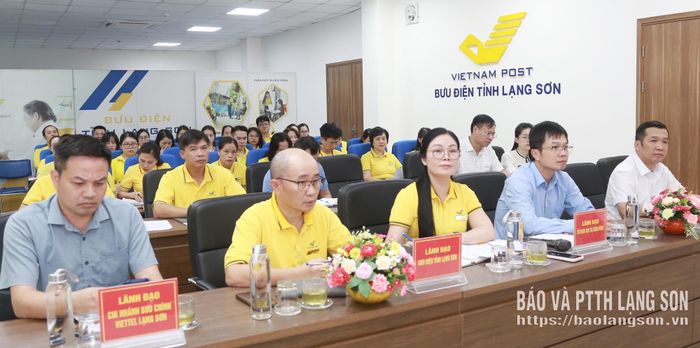 Các đại biểu và cử tri dự hội nghị