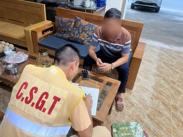 Lực lượng Cảnh sát giao thông làm việc với lái xe vi phạm sau khi tiếp nhận phản ánh của người dân.