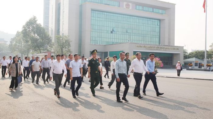 Đoàn đại biểu các tỉnh Lào Cai, Lai Châu và Điện Biên xuất cảnh sang Trung Quốc qua Cửa khẩu Quốc tế Lào Cai.