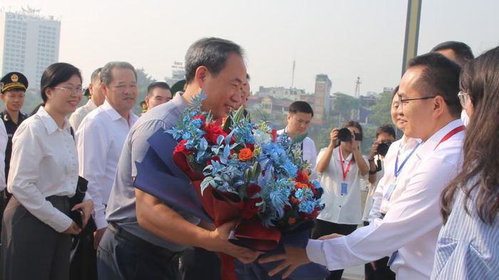 Đại diện châu Hồng Hà, tỉnh Vân Nam (Trung Quốc) tặng hoa, đón Đoàn đại biểu Việt Nam tại Cửa khẩu Quốc tế Lào Cai.