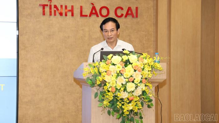PGS.TS Bùi Minh Huyền, Trưởng Khoa Kinh tế - xã hội và môi trường, Học viện Chính trị Quốc gia Hồ Chí Minh giảng chuyên đề tại lớp bồi dưỡng.