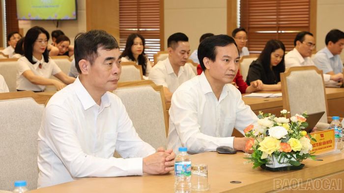 Đại biểu dự lễ khai giảng.