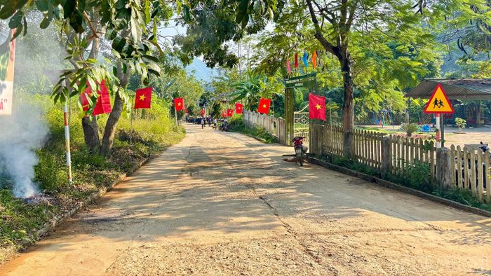 Tuyến “Đường cờ Tổ quốc” dài 700 m tại thôn Già Hạ đã hoàn thành, với tổng kinh phí thực hiện trên 14 triệu đồng.