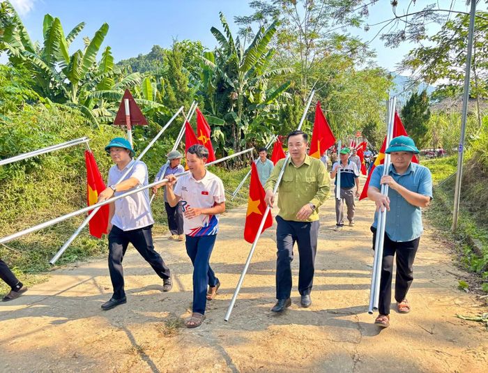 Lãnh đạo xã cùng Nhân dân tham gia xây dựng tuyến “Đường cờ Tổ quốc” tại thôn Già Hạ.