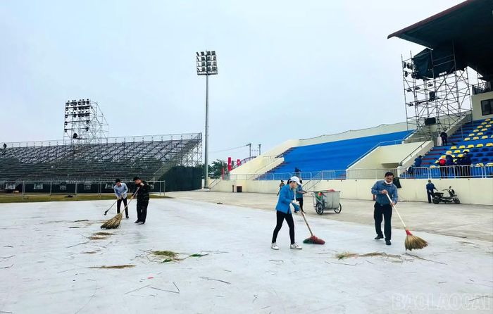 Các lực lượng tham gia vệ sinh khu vực sân vận động - nơi diễn ra Lễ khai mạc Lễ hội Văn hóa, Du lịch Mường Lò năm 2026.