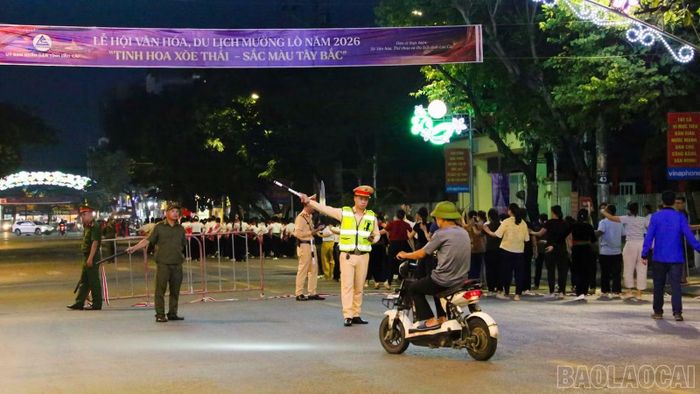 Lực lượng chức năng điều tiết phân luồng giao thông.
