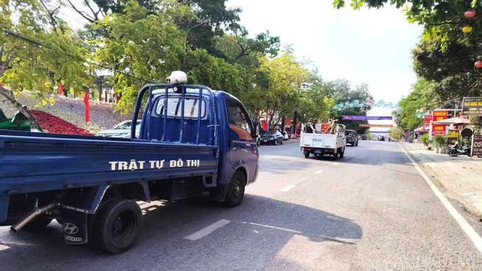 Các lực lượng chức năng phường Trung Tâm tuyên truyền, nhắc nhở người dân chấp hành quy định về sử dụng lòng đường, vỉa hè.