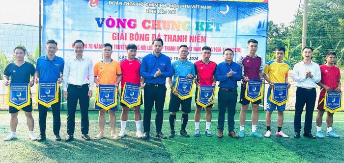 Ban tổ chức trao cờ lưu niệm cho các đội bóng tham dự giải.