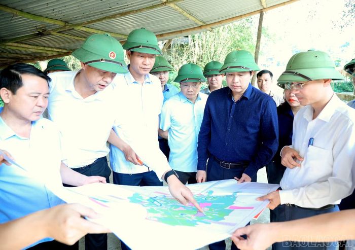 Bí thư Tỉnh ủy Dương Quốc Huy và đoàn công tác kiểm tra, khảo sát Dự án Nâng cấp, mở rộng đường từ Suối nước nóng Bản Bon đi thôn 2.