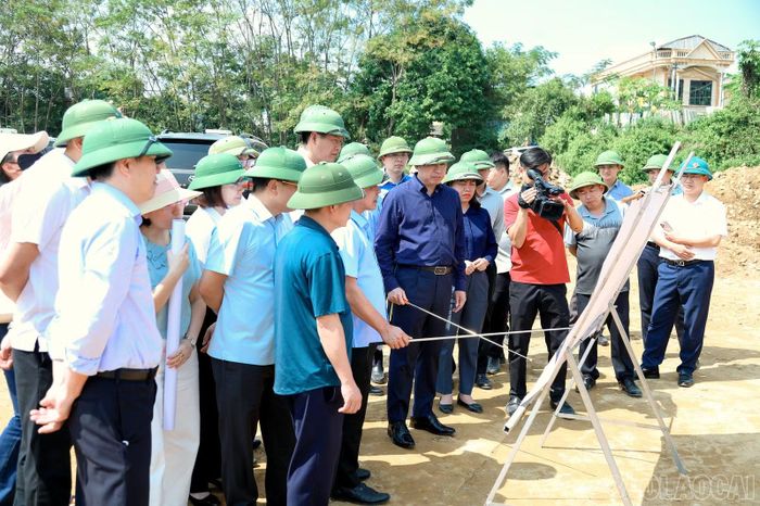 Bí thư Tỉnh ủy Dương Quốc Huy và đoàn công tác kiểm tra tiến độ các dự án khắc phục sạt lở trên suối Thia.
