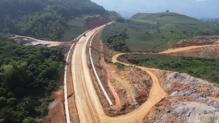 Dự án đường nối Quốc lộ 32 với cao tốc Nội Bài - Lào Cai (IC14) đã hoàn thành khoảng 80% khối lượng đào, đắp nền đường, trong đó thông tuyến 11/11,8 km.