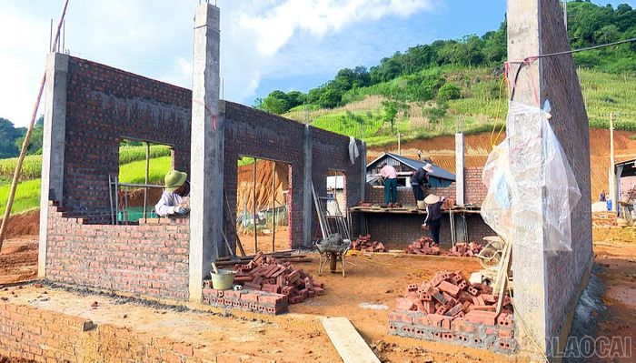 Mỗi hộ dân được Nhà nước hỗ trợ 30 triệu đồng, có thêm kinh phí di chuyển, xây dựng nhà mới tại khu tái định cư Kang Kỷ.