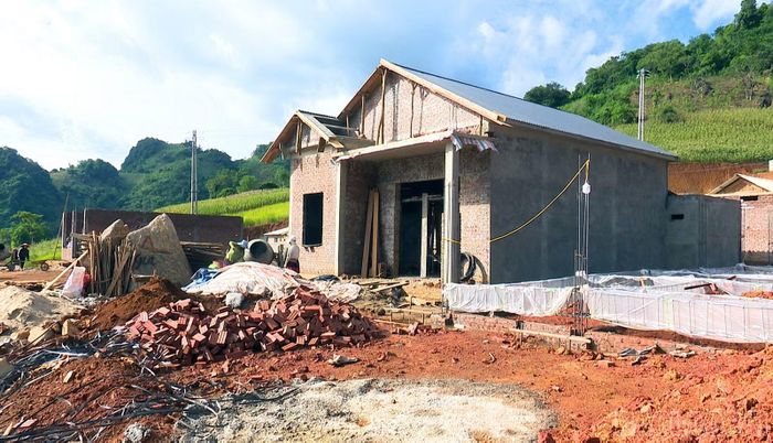 Gia đình ông Sùng A Gia đang gấp rút hoàn thiện ngôi nhà cấp 4 hơn 100 m² tại khu tái định cư.