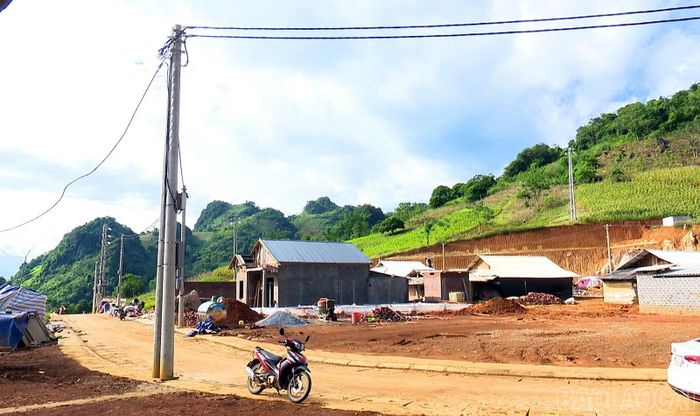Các hạng mục thiết yếu như đường giao thông, điện, nước sinh hoạt và thoát nước cơ bản hoàn thành, đáp ứng nhu cầu sinh hoạt của người dân.