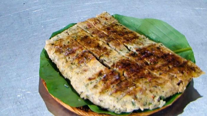 Món thịt lợn băm gói lá, nướng trên than hồng.
