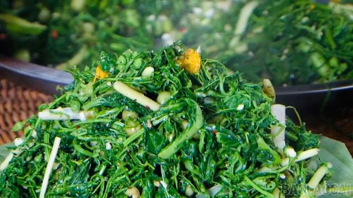 Xôi rau của người Thái ở Mường Lò có vị thanh mát, ăn kèm gia vị đặc trưng, tạo nên hương vị riêng khó quên.