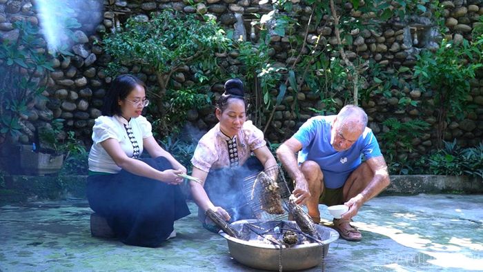 Ông Jacques, du khách Pháp thích thú với trải nghiệm nướng cá trên than hồng.