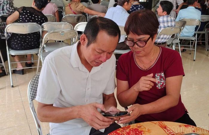 Các tổ chuyển đổi số cộng đồng hỗ trợ người dân cài đặt ứng dụng eTax Mobile.