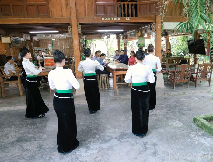 Điệu múa truyền thống của người Thái được biểu diễn tại Homestay Loan Khang.
