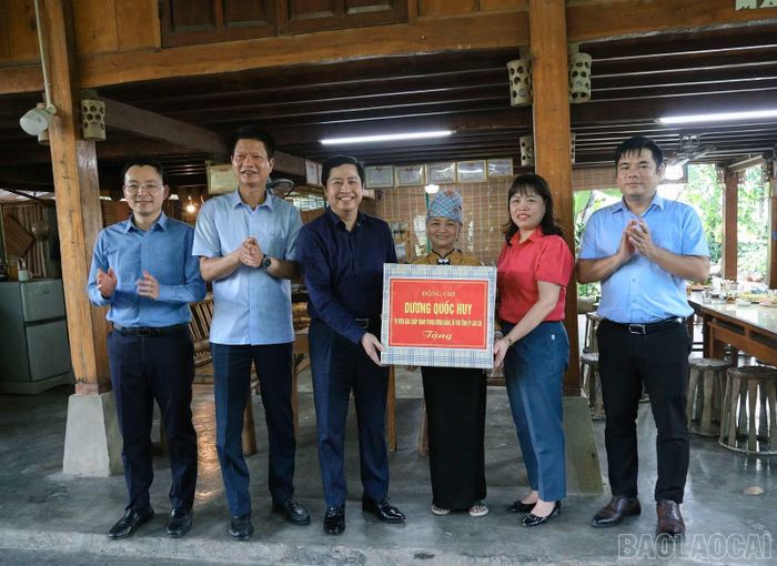 Bí thư Tỉnh ủy Dương Quốc Huy và đoàn công tác tặng quà cho chủ Homestay Loan Khang.