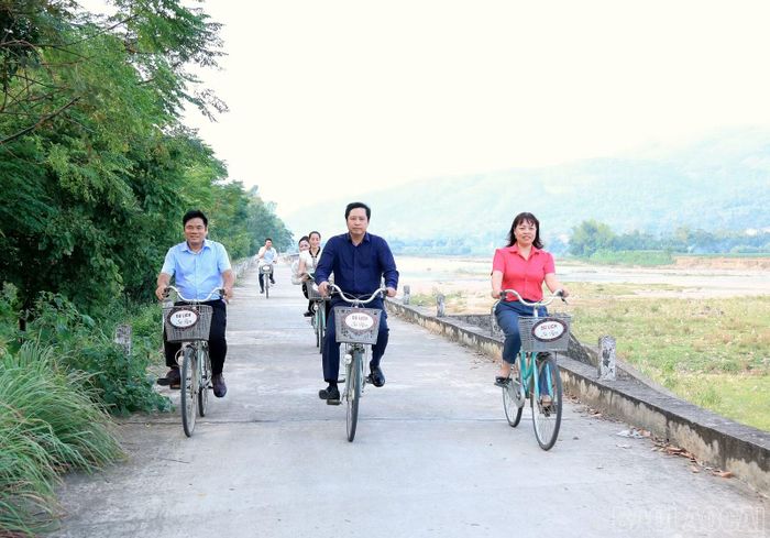 Bí thư Tỉnh ủy Dương Quốc Huy và các đồng chí trong đoàn công tác tham gia các hoạt động cộng đồng tại tổ dân phố Sà Rèn, phường Trung Tâm.