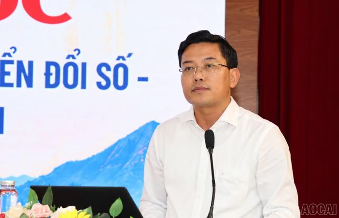 Đồng chí Phùng Nam Trung - Phó Trưởng Ban Tuyên giáo Tỉnh ủy, thành viên Ban Chỉ đạo 35 Tỉnh ủy báo cáo đề dẫn tại hội thảo.