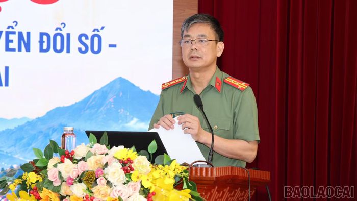 Các đại biểu tham luận tại hội thảo.
