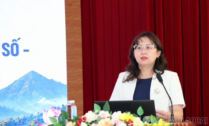Đồng chí Giàng Thị Dung - Phó Bí thư Tỉnh ủy, Trưởng Đoàn đại biểu Quốc hội tỉnh Lào Cai, Trưởng Ban Chỉ đạo 35 Tỉnh ủy phát biểu tại hội thảo.