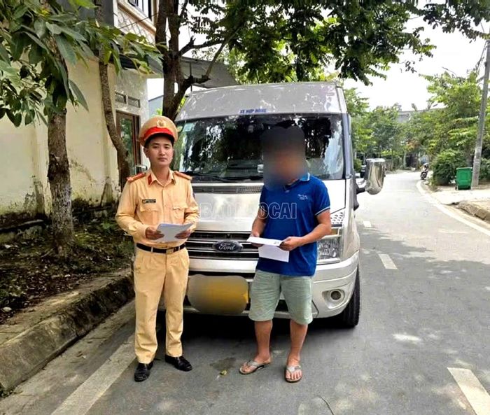 Lái xe khách làm việc với lực lượng chức năng sau khi được cung cấp hình ảnh vi phạm.