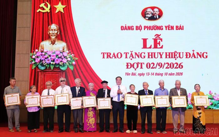 Đồng chí Đoàn Hữu Phung - Bí thư Đảng ủy phường Yên Bái, trao Huy hiệu 60 năm tuổi Đảng cho các đảng viên.