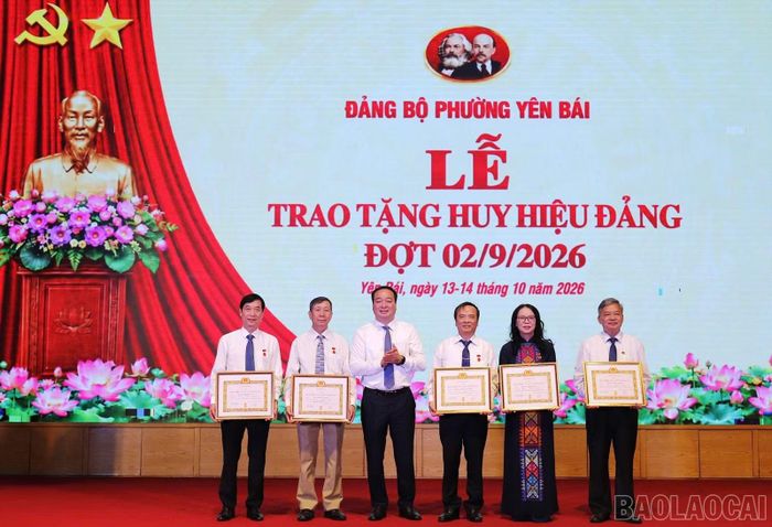 Đồng chí Đoàn Hữu Phung - Bí thư Đảng ủy phường Yên Bái, trao Huy hiệu Đảng cho các đồng chí đảng viên nguyên là lãnh đạo tỉnh Yên Bái.