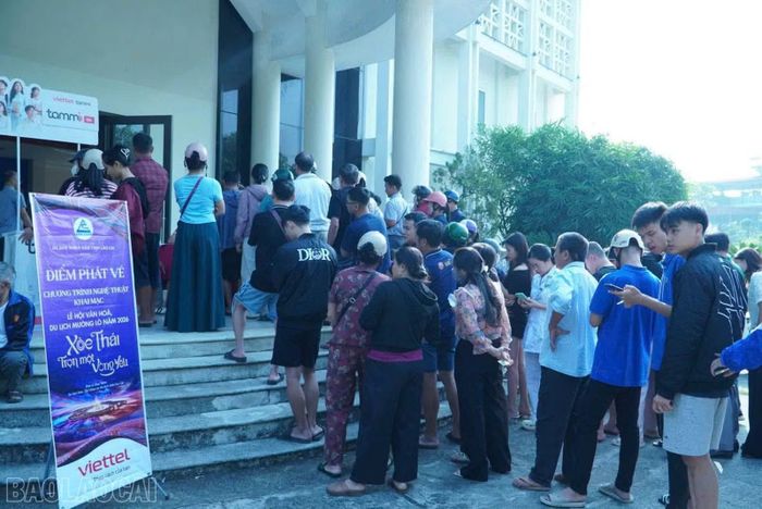 Công tác phát vé diễn ra an toàn, văn minh.