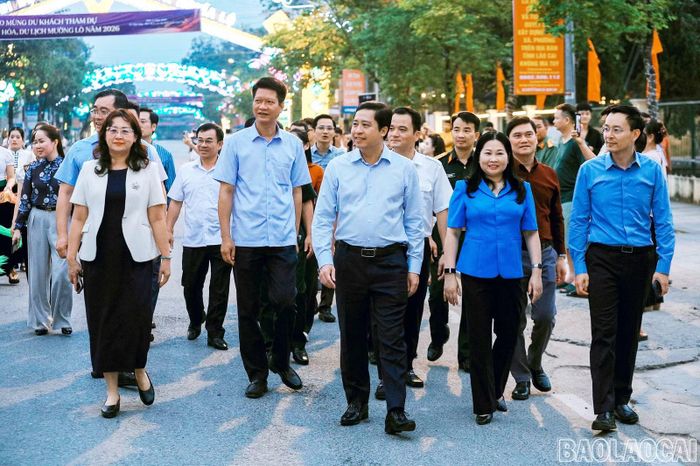Bí thư Tỉnh ủy Dương Quốc Huy và các đồng chí lãnh đạo tỉnh kiểm tra tổng duyệt chương trình diễu diễn đường phố Lễ hội Văn hóa, Du lịch Mường Lò năm 2026.