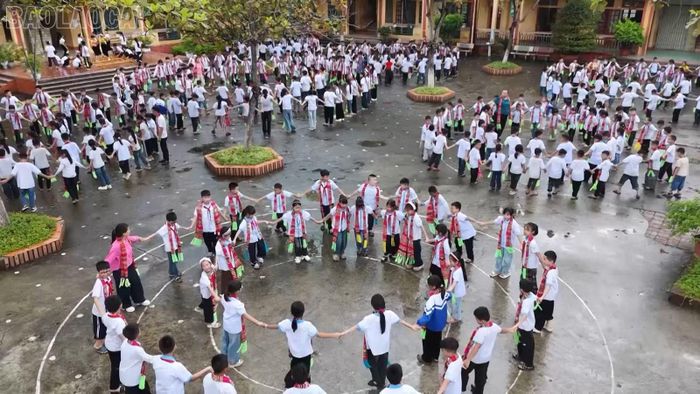Học sinh Trường Tiểu học Hoàng Văn Thọ (phường Nghĩa Lộ) tập múa Xòe trong giờ ra chơi.